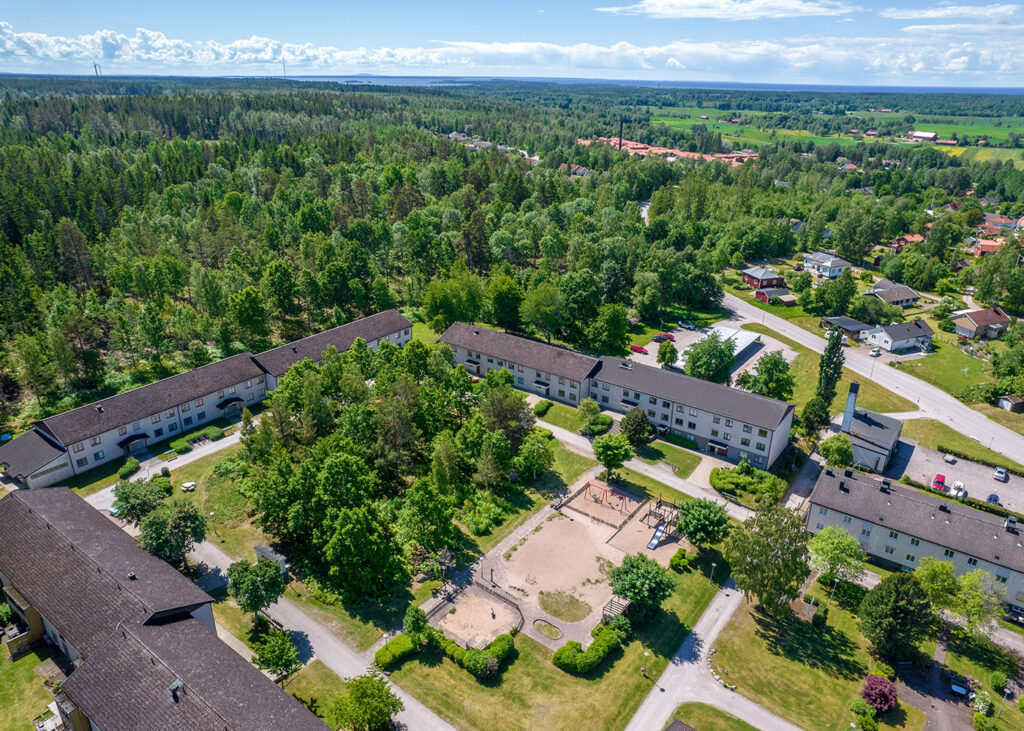 Flygbild över lägenhetshus i Gullspång